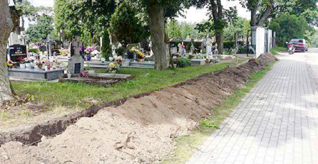 Budują ogrodzenie cmentarza